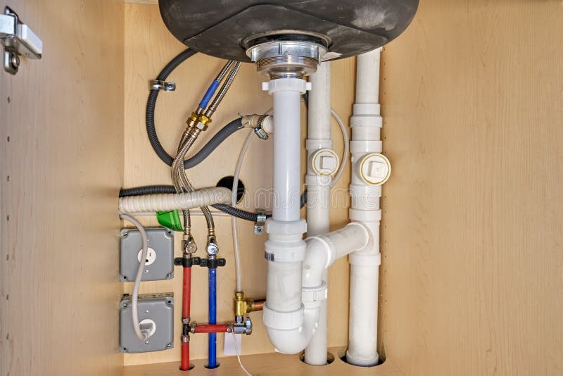 Copper supply plumbing - no active leaks, proper fittings observed